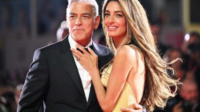 Ο George Clooney και η Amal Clooney σε επίσημη εμφάνιση στο κόκκινο χαλί χαμογελαστοί και αγκαλιασμένοι