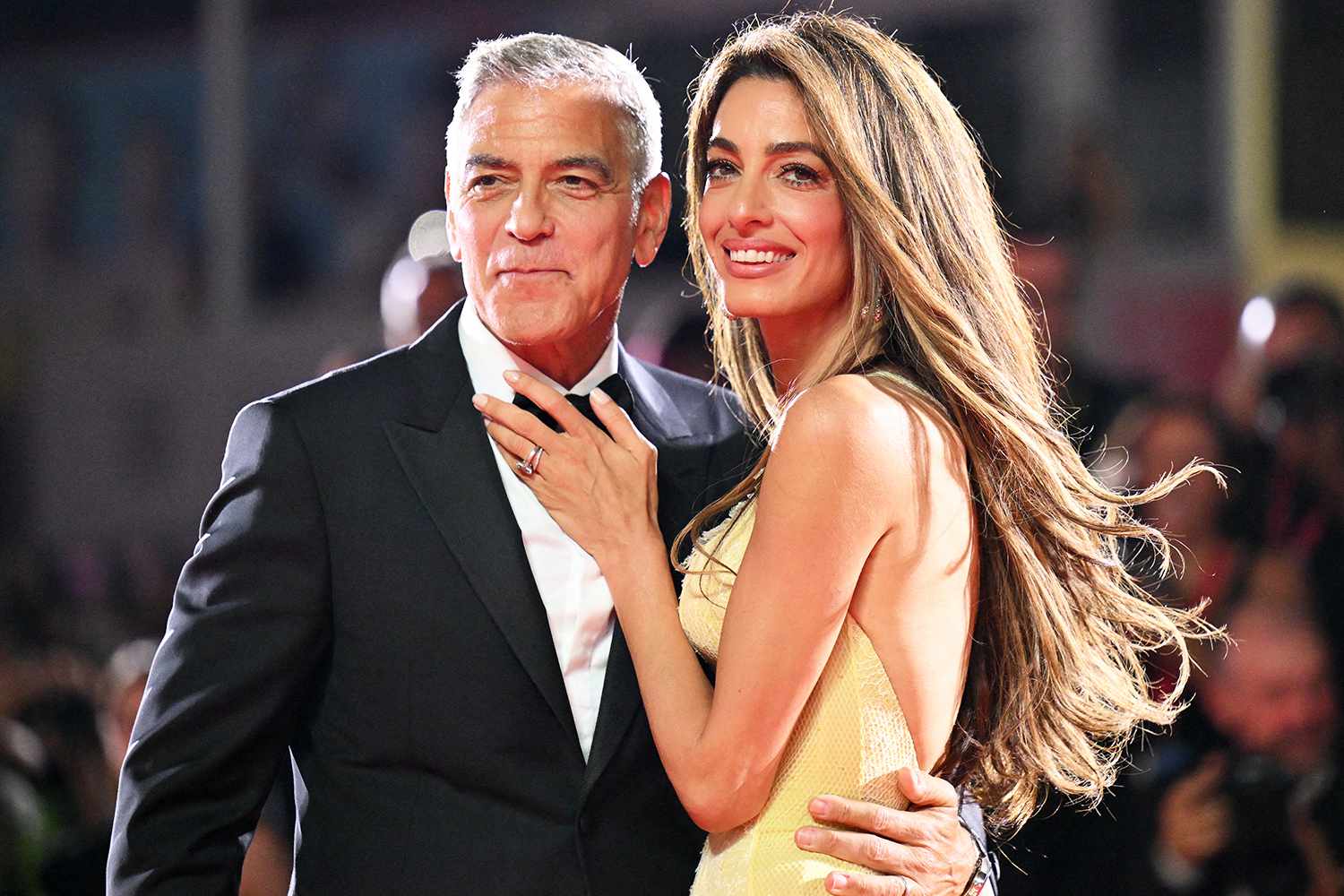 Ο George Clooney και η Amal Clooney σε επίσημη εμφάνιση στο κόκκινο χαλί χαμογελαστοί και αγκαλιασμένοι