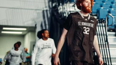 Ο ύψους 2,08 μ. Τζο Γκραχόβακ εν δράσει στο παρκέ, θυμίζοντας την ιστορία του Γιάννη Αντετοκούνμπο