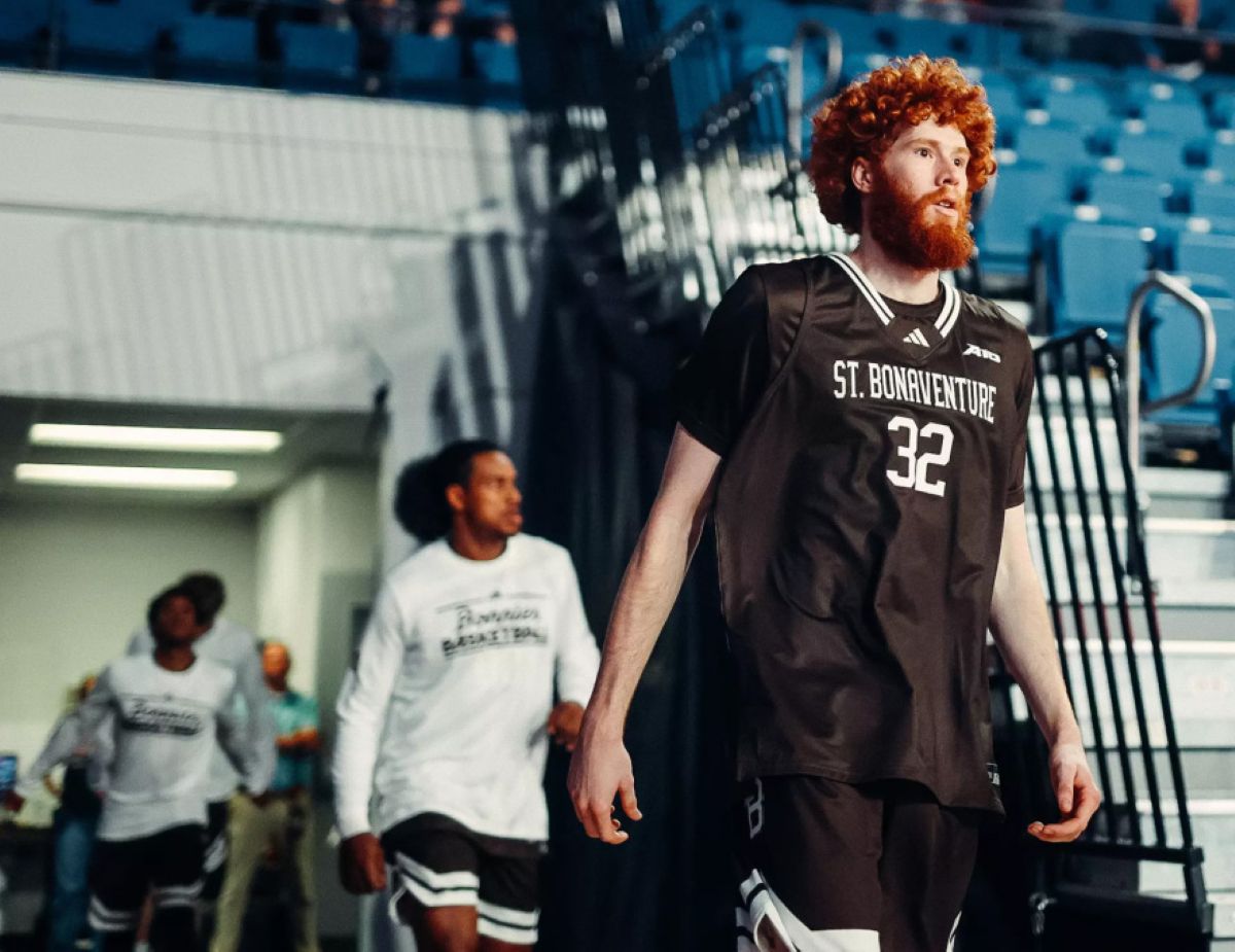 Ο ύψους 2,08 μ. Τζο Γκραχόβακ εν δράσει στο παρκέ, θυμίζοντας την ιστορία του Γιάννη Αντετοκούνμπο