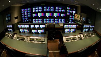 Λογότυπα καναλιών με φόντο μια τηλεοπτική οθόνη που σβήνει