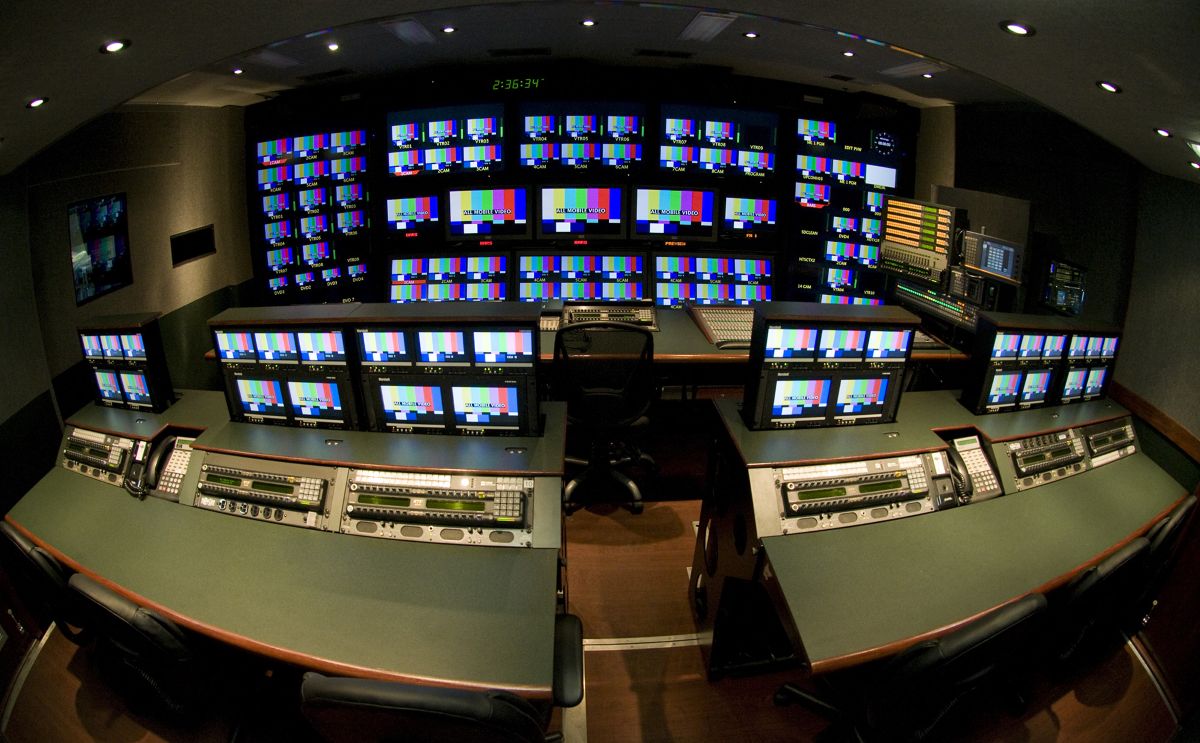 Λογότυπα καναλιών με φόντο μια τηλεοπτική οθόνη που σβήνει