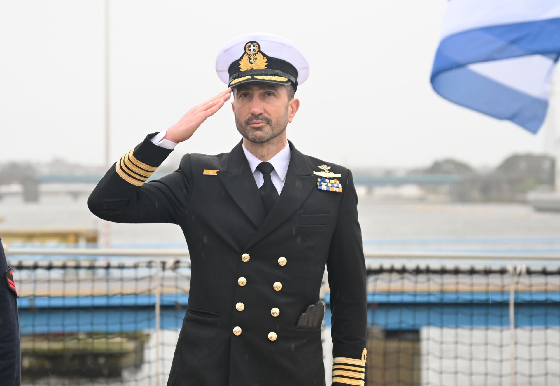 Ο Αντιπλοίαρχος Ιωάννης Κιζάνης στην τελετή ύψωσης σημαίας της φρεγάτας Κίμων στη Γαλλία