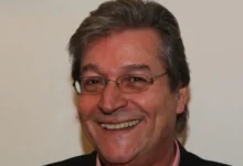 Ο δημοσιογράφος Αντώνης Κοκορίκος σε στιγμιότυπο από την επαγγελματική του πορεία