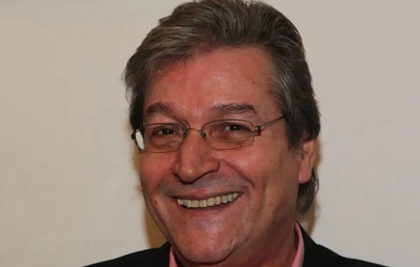 Ο δημοσιογράφος Αντώνης Κοκορίκος σε στιγμιότυπο από την επαγγελματική του πορεία