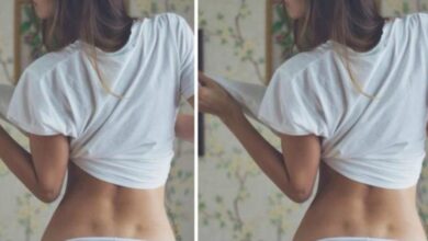 Γυναίκα με λακκάκια της Αφροδίτης στην πλάτη