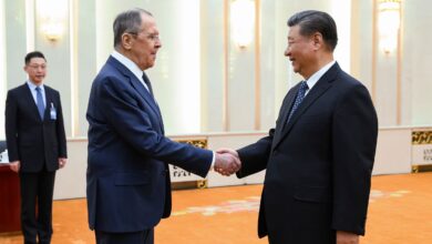 Ο Σεργκέι Λαβρόφ και ο Σι Τζινπίνγκ σε συνάντηση στρατηγικής σημασίας για τη συμμαχία Μόσχας-Πεκίνου