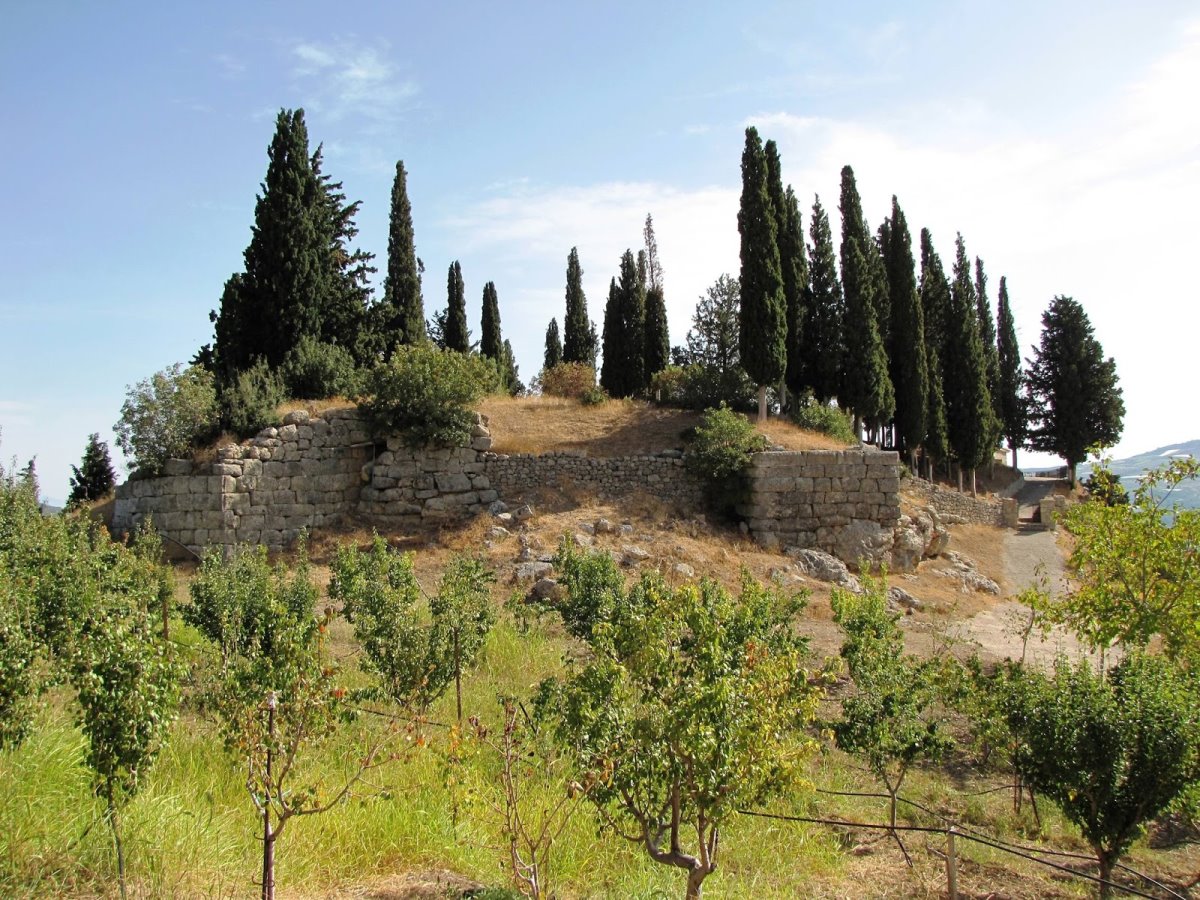 Ερείπια του ιερού της Δέσποινας στην αρχαία Λυκοσούρα Αρκαδίας, την αρχαιότερη πόλη στον κόσμο