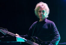 Ο Πέρι Μπαμόντε (Perry Bamonte) στη σκηνή με την κιθάρα του κατά τη διάρκεια συναυλίας των The Cure