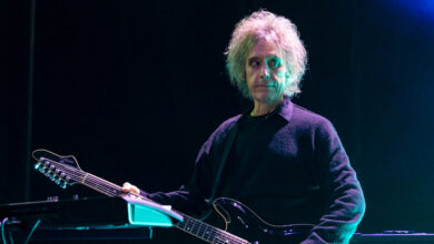 Ο Πέρι Μπαμόντε (Perry Bamonte) στη σκηνή με την κιθάρα του κατά τη διάρκεια συναυλίας των The Cure