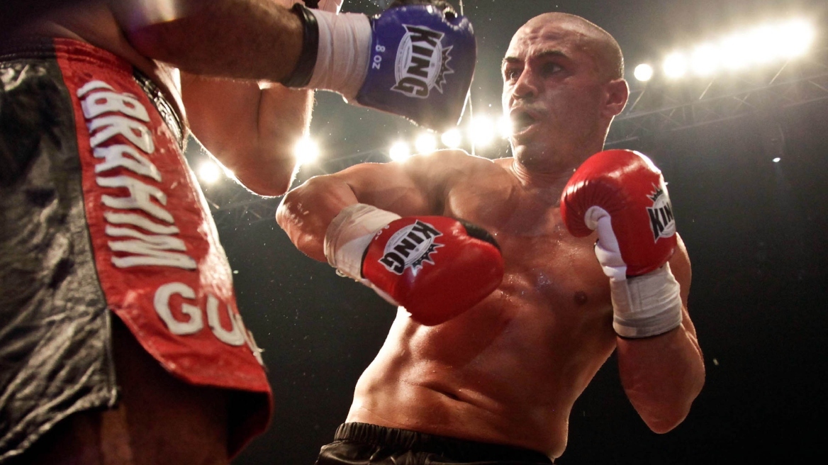 Ο Μιχάλης Ζαμπίδης (Iron Mike) σε ετοιμοπόλεμη στάση kickboxing κατά τη διάρκεια προπόνησης