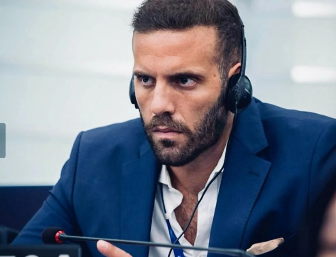 Νίκος Παππάς επεισόδιο στο Στρασβούργο με την επίθεση σε δημοσιογράφο και τη διαδικασία του αυτοφώρου