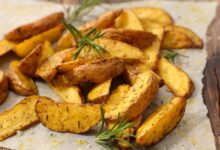 Χρυσαφένιες και τραγανές πατάτες φούρνου με μυρωδικά και σκόρδο