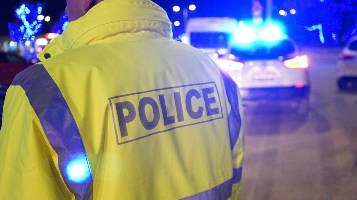 Τροχονόμος πραγματοποιεί έλεγχο αλκοτέστ σε οδηγό κατά τη διάρκεια της νύχτας