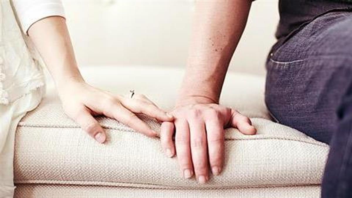 Ένα σκεπτικό ζευγάρι που κάθεται απόμακρα, συμβολίζοντας την ανασφάλεια και τη σχέση καβάτζα στις σύγχρονες ερωτικές επαφές