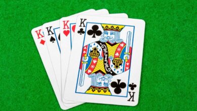 Οι τέσσερις Ρηγάδες μιας κλασικής τράπουλας τοποθετημένοι σε σειρά αναδεικνύοντας τις διαφορετικές λεπτομέρειες στα πρόσωπα και τα σύμβολά τους