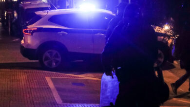 Περιπολικό της αστυνομίας στην Αχαρνών μετά από διπλό μαχαίρωμα στα Κάτω Πατήσια