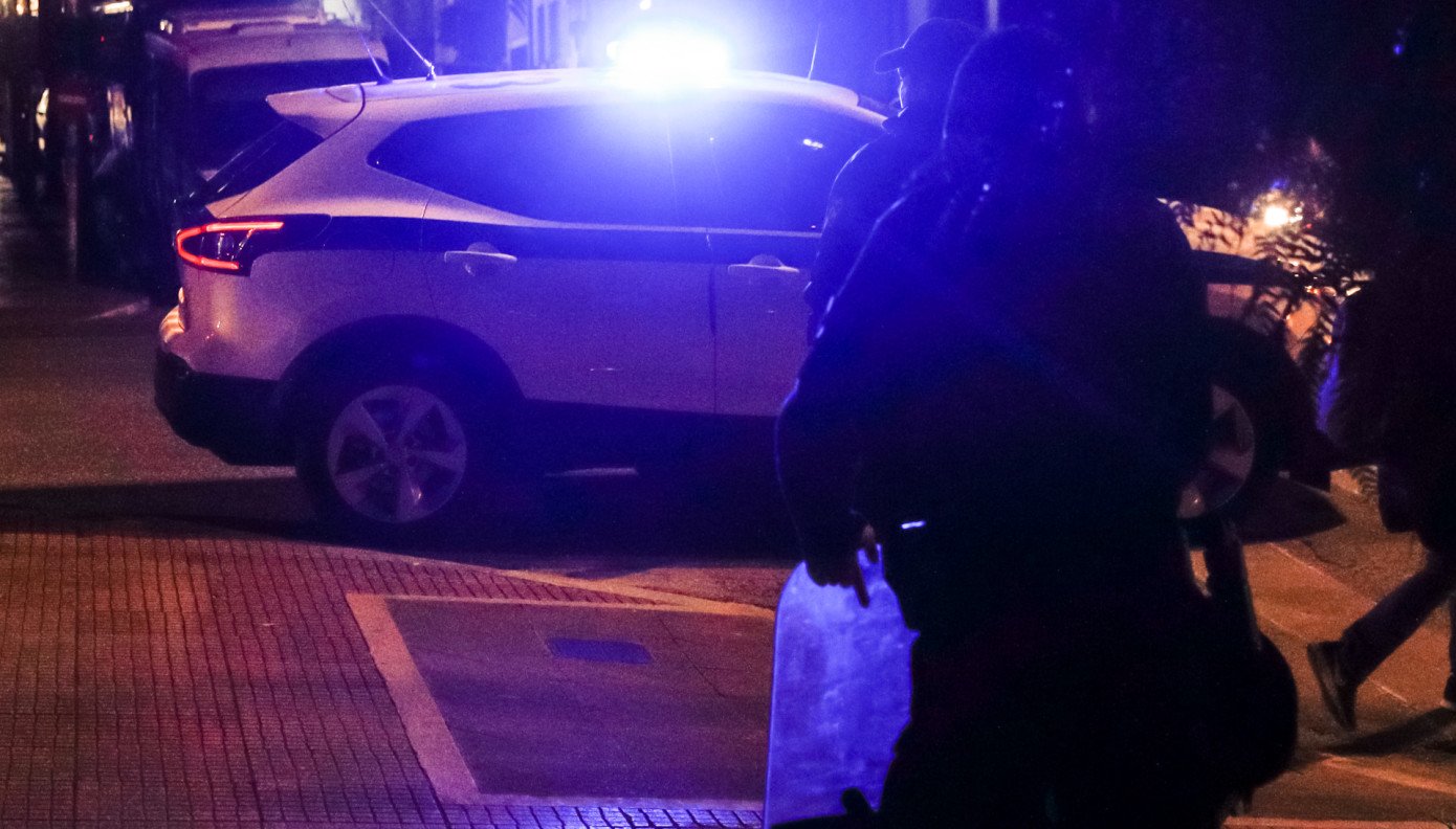Περιπολικό της αστυνομίας στην Αχαρνών μετά από διπλό μαχαίρωμα στα Κάτω Πατήσια