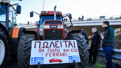 Τρακτέρ παρατεταγμένα στην άκρη της Εθνικής Οδού με περιπολικά της αστυνομίας να πραγματοποιούν εκτροπή κυκλοφορίας
