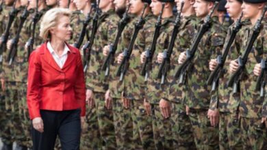 Η Ούρσουλα φον ντερ Λάιεν επιθεωρεί στρατιωτικά τμήματα στο πλαίσιο της αμυντικής προετοιμασίας της ΕΕ