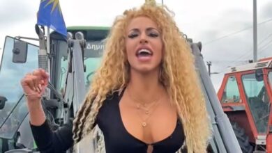 Η Αναστασία Γιούσεφ αγανακτισμένη φωνάζει πάνω σε τρακτέρ στα μπλόκα των αγροτών