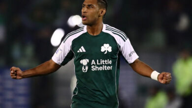 Ο Τετέ του Παναθηναϊκού κατά τη διάρκεια αγώνα, πανηγυρίζοντας με την πράσινη φανέλα