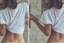 Γυναίκα με λακκάκια της Αφροδίτης στην πλάτη