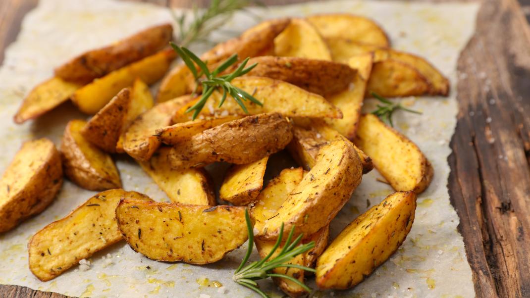 Χρυσαφένιες και τραγανές πατάτες φούρνου με μυρωδικά και σκόρδο
