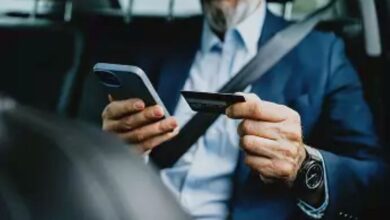 Ιδιοκτήτης οχήματος ελέγχει τα τέλη κυκλοφορίας 2026 στο κινητό του