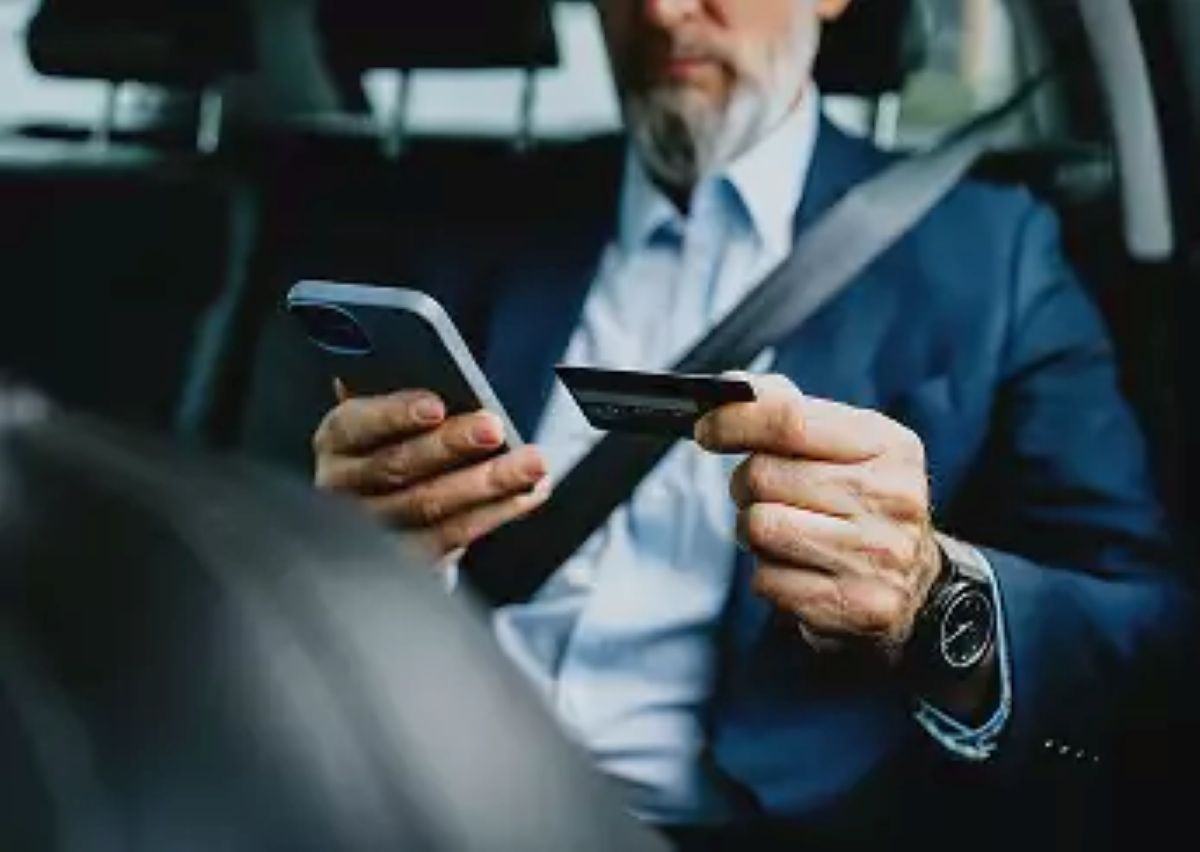 Ιδιοκτήτης οχήματος ελέγχει τα τέλη κυκλοφορίας 2026 στο κινητό του