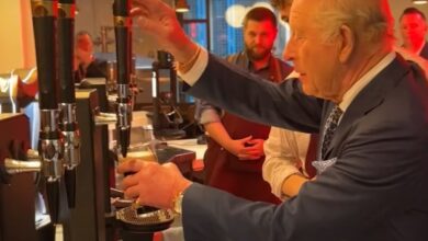 Ο Βασιλιάς Κάρολος σε ρόλο μπάρμαν σε ζυθοποιία του Λονδίνου δοκιμάζει μπίρα Guinness και αφήνει λευκό μουστάκι