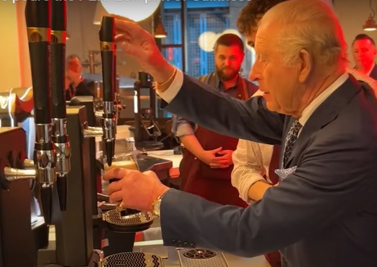 Ο Βασιλιάς Κάρολος σε ρόλο μπάρμαν σε ζυθοποιία του Λονδίνου δοκιμάζει μπίρα Guinness και αφήνει λευκό μουστάκι