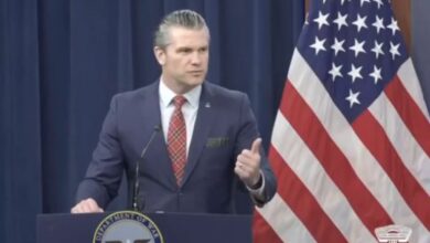 Ο Υπουργός Άμυνας των ΗΠΑ Πιτ Χέγκεσεθ κατά τη διάρκεια δηλώσεων για την κρίση στον αμερικανικό στρατό