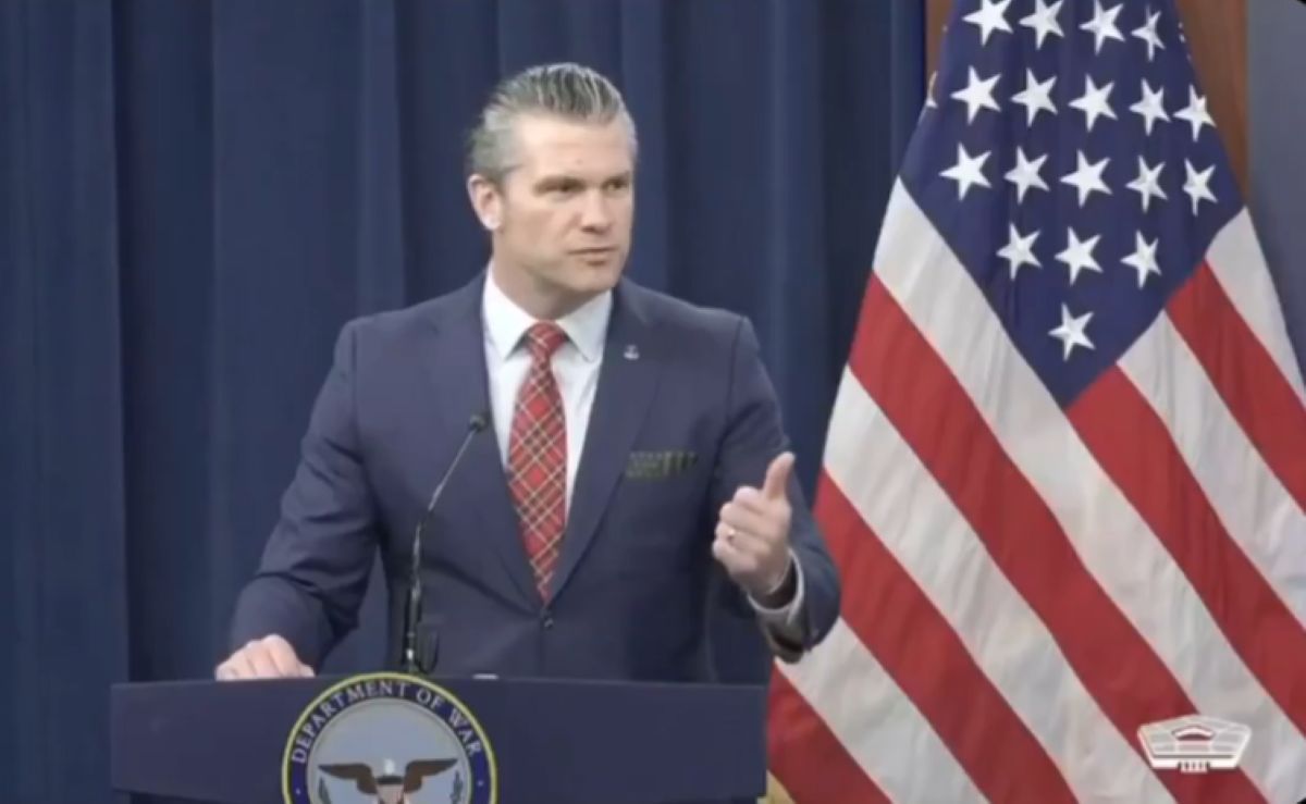 Ο Υπουργός Άμυνας των ΗΠΑ Πιτ Χέγκεσεθ κατά τη διάρκεια δηλώσεων για την κρίση στον αμερικανικό στρατό