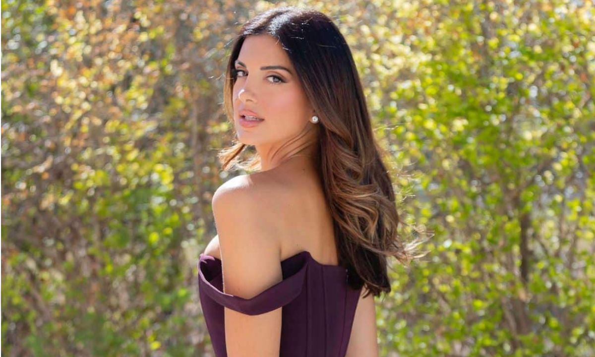 Η Σταματίνα Τσιμτσιλή με μπορντό super μίνι φόρεμα