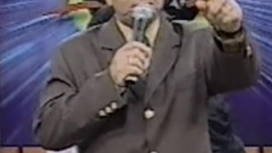 Wallace Souza παρουσιαστής βραζιλιάνικης εκπομπής εγκλημάτων με φόντο τηλεοπτικό στούντιο