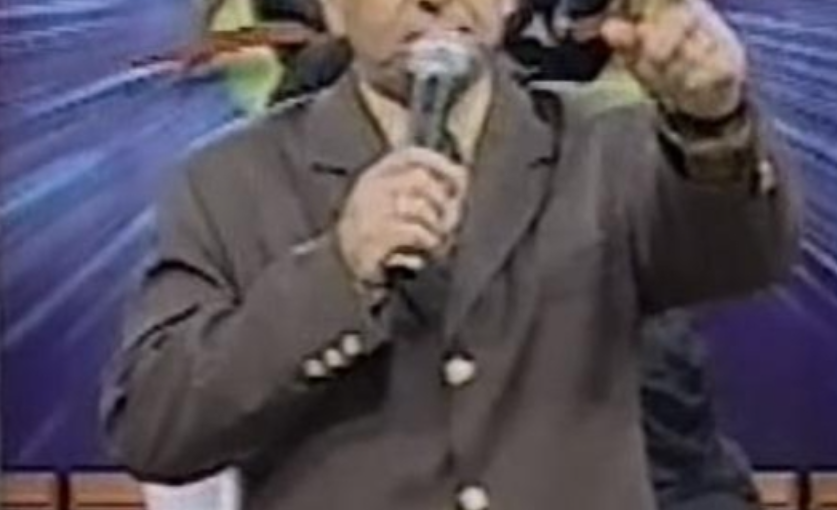 Wallace Souza παρουσιαστής βραζιλιάνικης εκπομπής εγκλημάτων με φόντο τηλεοπτικό στούντιο