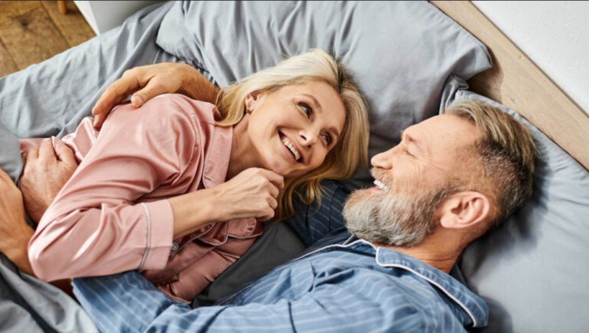 Ένας ευτυχισμένος ηλικιωμένος άνθρωπος που απολαμβάνει τη ζωή, συμβολίζοντας τη μακροζωία και την ηρεμία