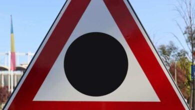 Η νέα προειδοποιητική πινακίδα οδικής κυκλοφορίας με τη μαύρη κουκίδα σε λευκό φόντο και κόκκινο πλαίσιο