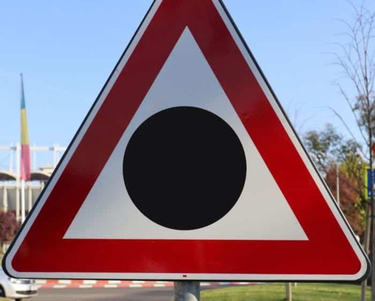 Η νέα προειδοποιητική πινακίδα οδικής κυκλοφορίας με τη μαύρη κουκίδα σε λευκό φόντο και κόκκινο πλαίσιο