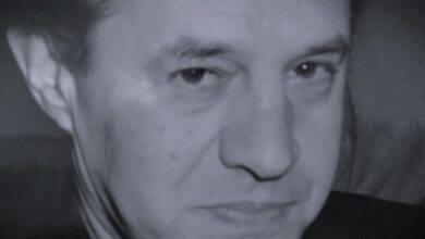 Ασπρόμαυρο πορτρέτο του Θανάση Γρέβια, του ιστορικού στελέχους της Αριστεράς και μάρτυρα της δολοφονίας Λαμπράκη.