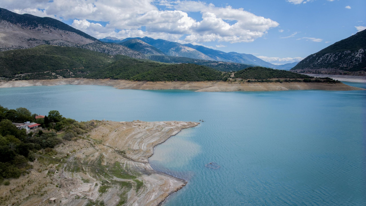 Η τεχνητή λίμνη του Μόρνου με αυξημένη στάθμη νερού μετά τις χιονοπτώσεις του Ιανουαρίου 2026