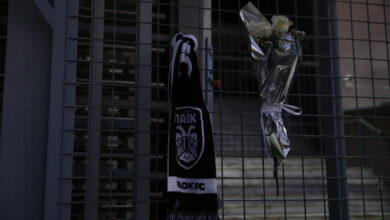 Το σήμα του ΠΑΟΚ με μαύρο φόντο ως ένδειξη πένθους για τα θύματα στη Ρουμανία και τον οπαδό στη Λάρισα