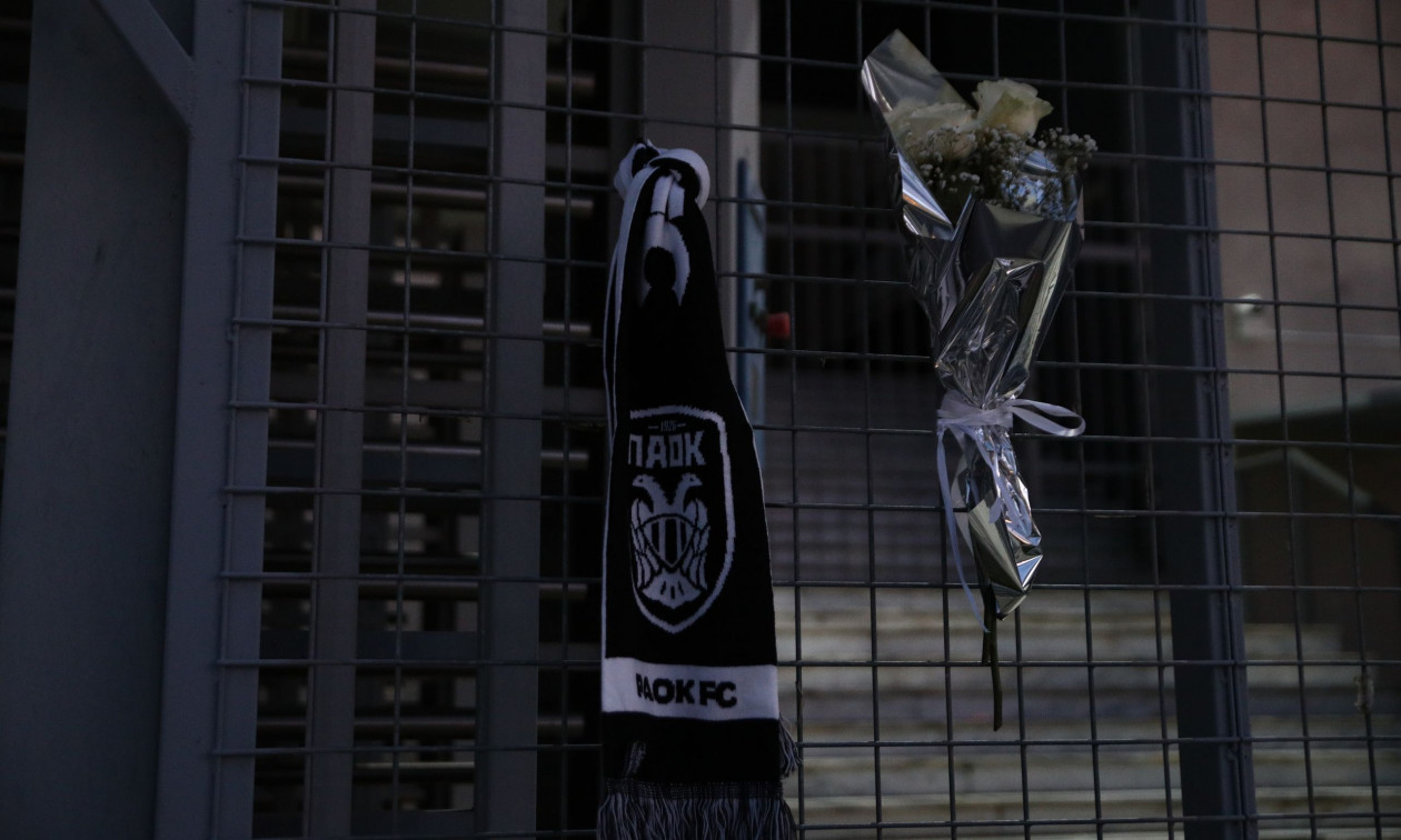 Το σήμα του ΠΑΟΚ με μαύρο φόντο ως ένδειξη πένθους για τα θύματα στη Ρουμανία και τον οπαδό στη Λάρισα