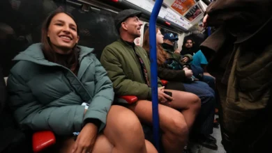 Επιβάτες στο Μετρό του Λονδίνου κάθονται στις θέσεις τους φορώντας μόνο εσώρουχα και διαβάζοντας εφημερίδα κατά τη διάρκεια της Ημέρας χωρίς παντελόνι.