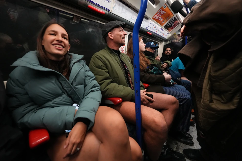 Επιβάτες στο Μετρό του Λονδίνου κάθονται στις θέσεις τους φορώντας μόνο εσώρουχα και διαβάζοντας εφημερίδα κατά τη διάρκεια της Ημέρας χωρίς παντελόνι.