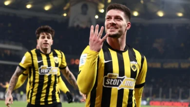 Ο Λούκα Γιόβιτς πανηγυρίζει έξαλλα μπροστά στην κερκίδα της ΑΕΚ στην OPAP Arena μετά το τέταρτο προσωπικό του γκολ στο ντέρμπι με τον Παναθηναϊκό