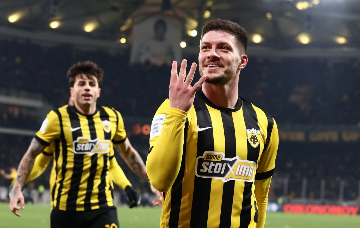 Ο Λούκα Γιόβιτς πανηγυρίζει έξαλλα μπροστά στην κερκίδα της ΑΕΚ στην OPAP Arena μετά το τέταρτο προσωπικό του γκολ στο ντέρμπι με τον Παναθηναϊκό