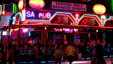 Άποψη της νυχτερινής ζωής στην Αγία Νάπα της Κύπρου, όπου σύμφωνα με το Channel 4 δρουν κυκλώματα εκμετάλλευσης γυναικών