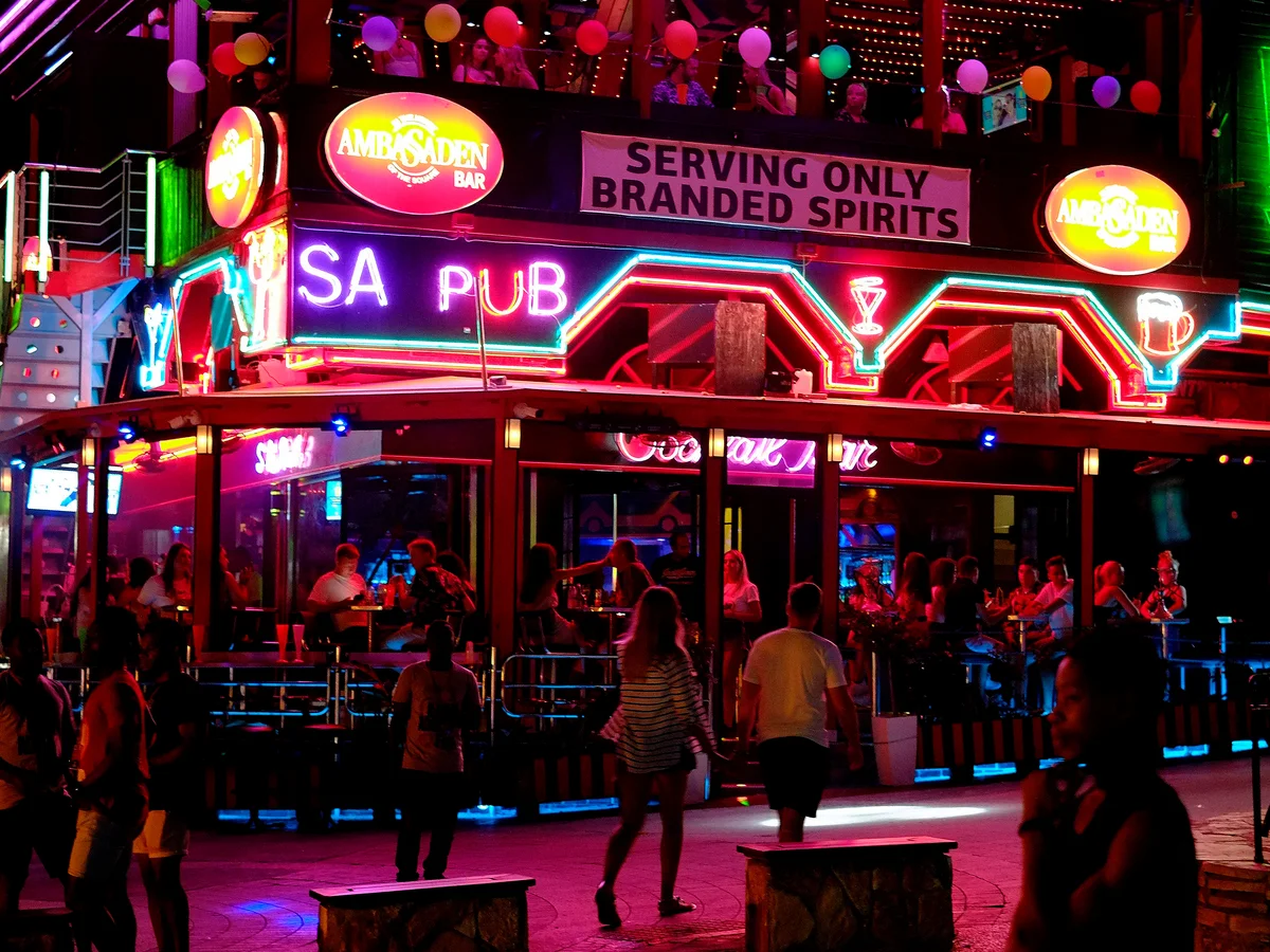 Άποψη της νυχτερινής ζωής στην Αγία Νάπα της Κύπρου, όπου σύμφωνα με το Channel 4 δρουν κυκλώματα εκμετάλλευσης γυναικών